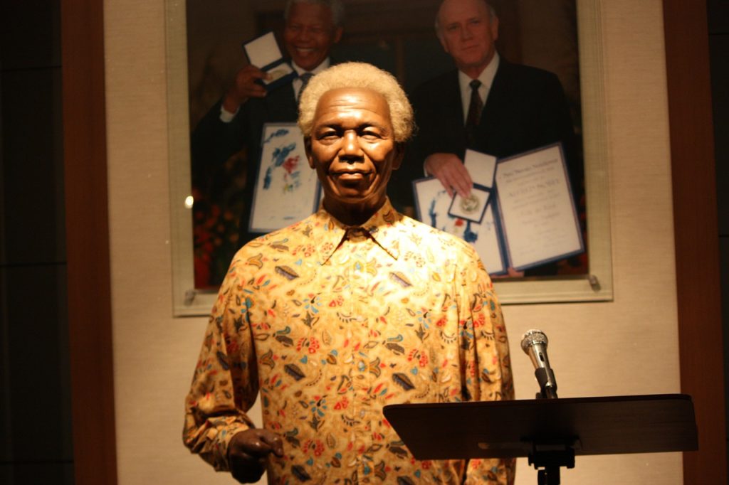 Nelson mandela achter een microfoon