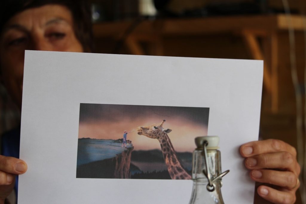 karin met foto Giraffe niet ongelukkig op het werk