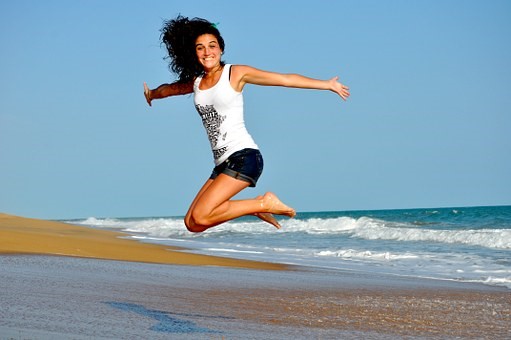 weerbaarheid springende dame op strand